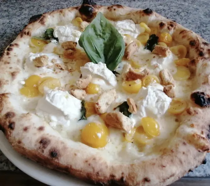 Pizzeria Napoletana a Milano in via Giuseppe Meda 43 - pizza iconica: Tutta 'Nata Storia